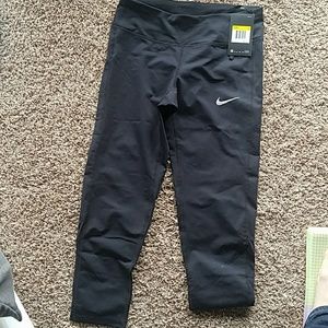 Nike Tight Fit Crop e/ Dri-Fit